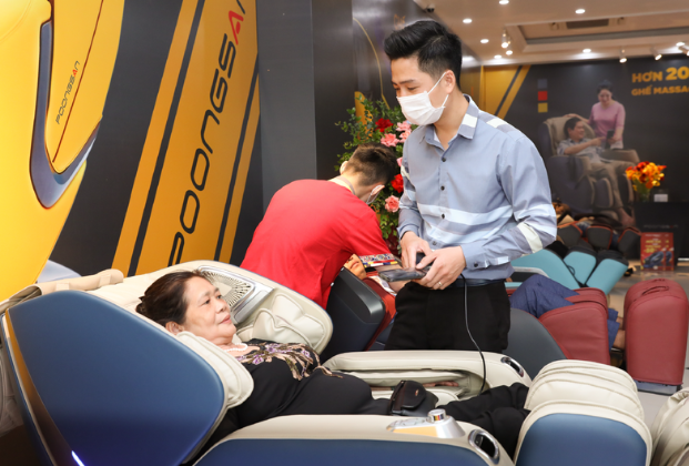 Kh&aacute;ch h&agrave;ng được nh&acirc;n vi&ecirc;n tư vấn tận t&igrave;nh khi mua ghế massage